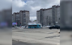 На проспекте Испытателей в автобусе заметили дым