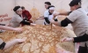 В Петропавловской крепости петербуржцы едят блинный пирог весом 600 кг