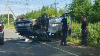 Hyundai перевернулся на ровном месте у въезда в Каменку