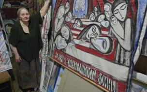 На протестную художницу Елену Осипову напали возле ее дома