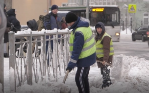 Почти семь тысяч дворников расчищают петербургские дворы после снегопада