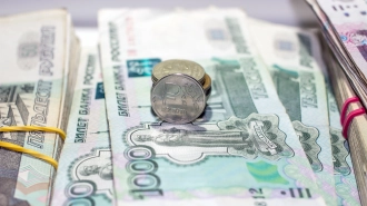 Реальная зарплата в Петербурге в 2022 году сократилась на 2,7%