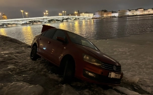 Автомобиль "припарковался" в Неву на Университетской набережной