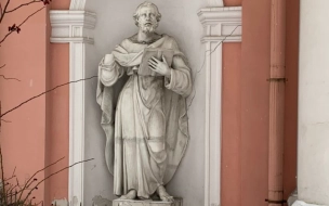 СК расследует уголовное дело о повреждении скульптуры "Апостола Петра" у церкви в Петербурге