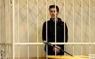 Молодой человек, обливший кислотой возлюбленную на канале Грибоедова, проведет под арестом еще два месяца