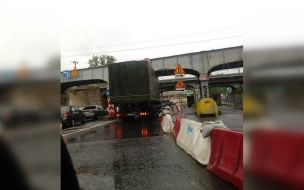 Военный грузовик застрял под Боровым мостом и собрал пробку