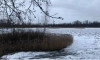 Два петербуржца погибли, провалившись под лед у дамбы