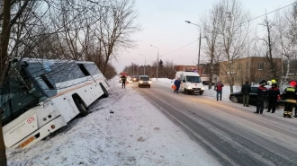 Рейсовый автобус перевернулся после ДТП в Новой Москве