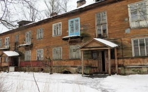 В деревянном расселенном доме в Парголово произошел пожар