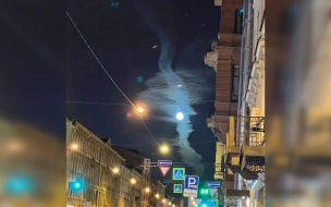 Вечером в небе Петербурга заметили белый след