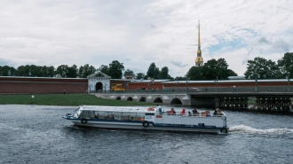 Губернатор Петербурга возложил цветы к могиле Петра I