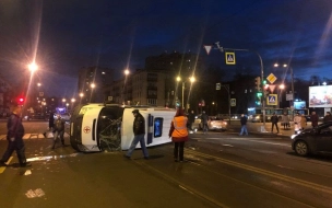 Карета скорой помощи перевернулась после ДТП в Петербурге