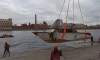 Катер, затонувший после столкновения с Кантемировским мостом, вытащили из воды
