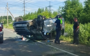 Hyundai перевернулся на ровном месте у въезда в Каменку