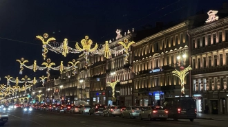 Невский проспект украсили к Новому году