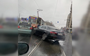 Трамвайное движение прекращено в обе стороны в районе Черной речки из-за аварии