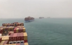 СМИ узнали о скорой возможности снять судно с мели в Суэцком канале