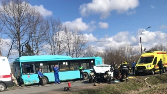 Водитель легковушки погиб в лобовом столкновении с пассажирским автобусом в Новом Петергофе