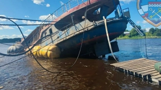 Затонувший в реке Волхов теплоход подняли со дна