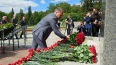 На Пискаревском кладбище возложили цветы в День памяти ...