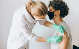 В Петербурге ввели обязательную вакцинацию от COVID-19 для некоторых граждан