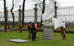 Скульптуры Летнего сада "раздели" после зимы