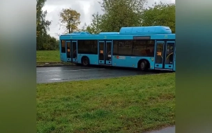 На Малой Балканской автобус снес дорожный знак