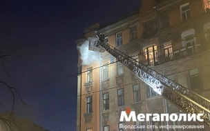 Пожарные тушили квартиру на последнем этаже на Васильевском острове