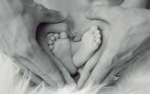 Биологическим родителям передали 142 ребенка, рожденных в Петербурге суррогатными матерями