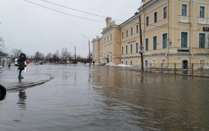Привокзальная площадь в Ломоносове оказалась в воде