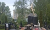 На Серафимовском кладбище рецидивист покрасил мемориалы в золотой цвет