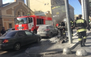 Пожарные тушат рекламный баннер на Сенной площади