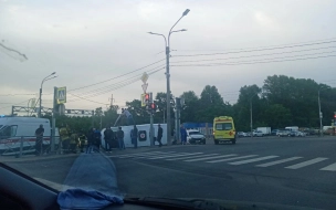 На Софийской улице в результате ДТП опрокинулся автомобиль скорой помощи