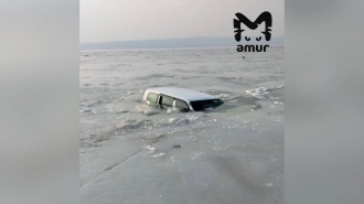 В Приморье автомобиль с людьми провалился под лед