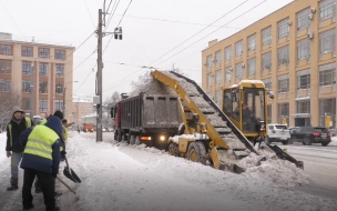 На уборку снега в Петербурге вышли более тысячи дворников