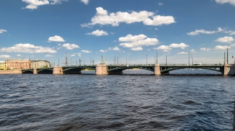 Петербуржцы могут воспользоваться паромной переправой через Неву на время ремонта Биржевого моста
