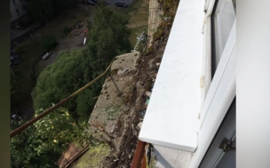 Следователи выясняют обстоятельства обрушения балконов жилого дома в Светогорске