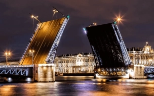 Дворцовый мост подсветят цветами Андреевского флага в честь Дня ВМФ 