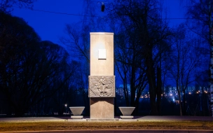 В Петербурге подсветили памятники Дороги жизни ко Дню Победы