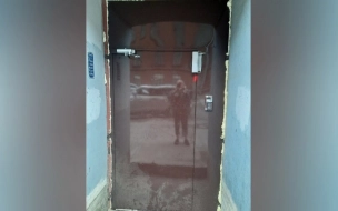 "Выход из Питера": дверь в парадную дома на Гаванской улице установили задом наперёд