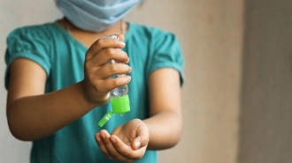 Гинцбург: детей младше 6 лет могут вакцинировать от COVID-19 назальным препаратом
