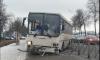 Автобус пробил ограждение и вылетел на тротуар на Пулковском шоссе