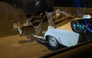 Водитель "Шестерки" умер после столкновения с фурой на КАД