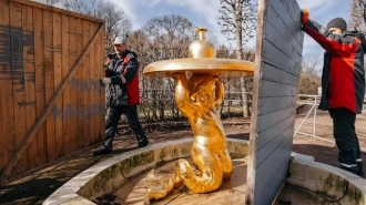 Специалисты приступили к раскрытию скульптур от хлопковой ткани в Петербурге
