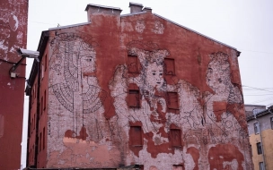 Коммунальщики закрасили граффити "Женская власть" на Боровой улице