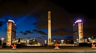 В честь Дня Победы Петербург украсят световые проекции, небо озарят Лучи Победы