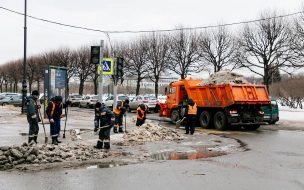 С петербургских дорог за неделю вывезли 312 тысяч кубометров снега и льда