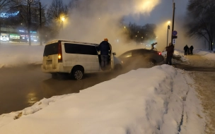 На Гражданском проспекте в яму с горячей водой провалились несколько автомобилей