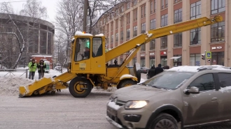 В Петербург приехала новая уборочная техника