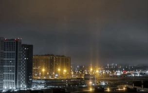 В ночь на 11 января в Петербурге заметили световые столбы